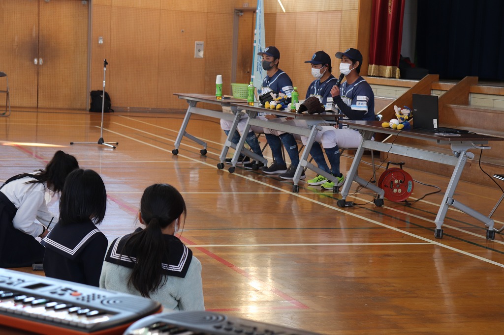 徳島ISの選手と加茂名南小学校の4年生児童との交流会を実施 活動 ニュース 徳島インディゴソックスOfficial Site